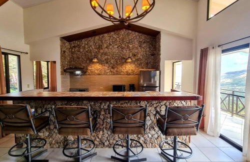 Altos del Maria Villa | Cabaña con Espectacular Vista y Piscina Climatizada