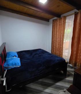 Apuela Chalet De Esquí | Cabaña rústica con encanto y luces cálidas para noches inolvidables