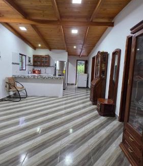 Apuela Chalet De Esquí | Cabaña rústica con encanto y luces cálidas para noches inolvidables