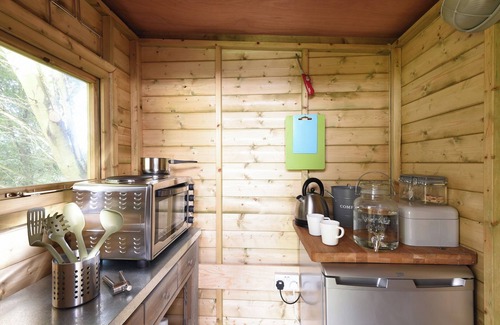 Llantwit Major Cabaña | CABAN DYLLAS, romantic, character holiday cottage in Llantwit Major