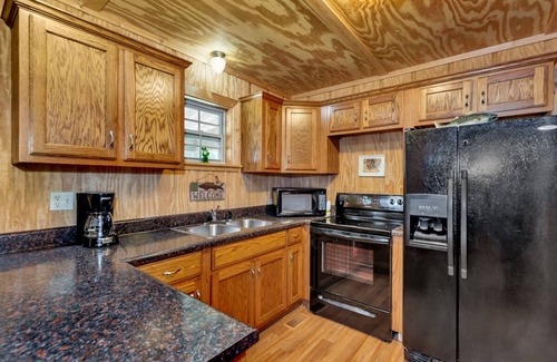 Langston Cabina | Cabin #2 Fisherman's Landing / Fishing Cabin w/ Covered Boat Shelter Sleeps 5