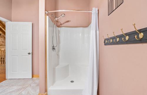 Marion Casa | Cabin 3 Miles off I-40-hot tub-firepit-secluded better than a Hotel