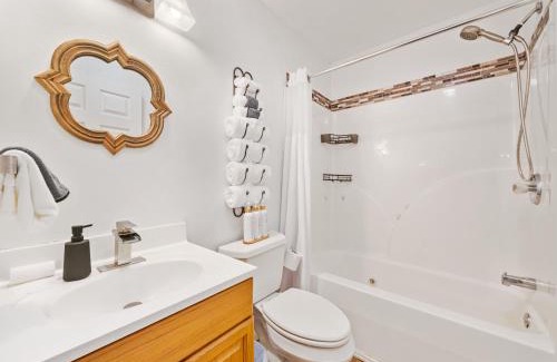 Marion Casa | Cabin 3 Miles off I-40-hot tub-firepit-secluded better than a Hotel
