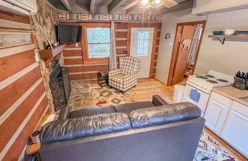 Cherokee Cabina | Cabin #3 - Riverfront w/ Gas Fireplace and more!
