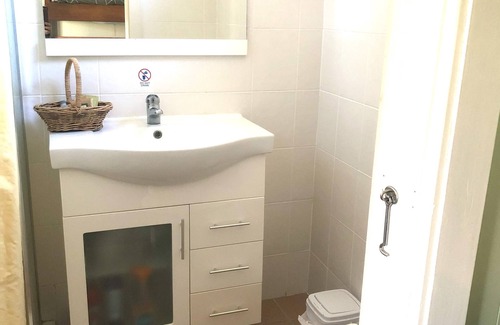 Wisemans Creek Cama Y Desayuno | Cabin 4 - Sleeps 4 people. Access to all amenities including kitchen/dining