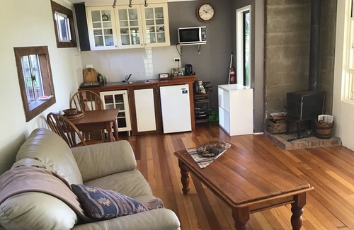 Moruya Casa | Cabaña entre los árboles. Cerca de playas y tiendas. Perro y caballo amigable