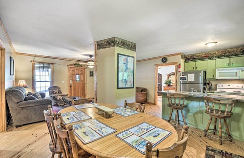 Guntersville Cabina | Cabin in Resort - 1/2 Mi to Guntersville Lake!