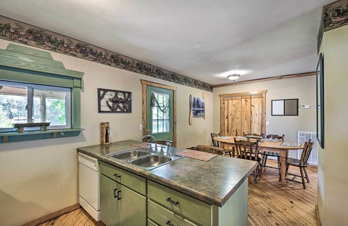 Guntersville Cabina | Cabin in Resort - 1/2 Mi to Guntersville Lake!