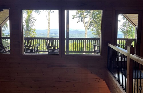 Mineral Bluff Cabina | Cabin in the Clouds, Views!!!, Hot Tub, Pool, Fire pit, Pets, Flat Paved Drive