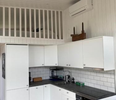 Eskilstuna Apartamento | Cabin in the woods, close to Lake Mälaren