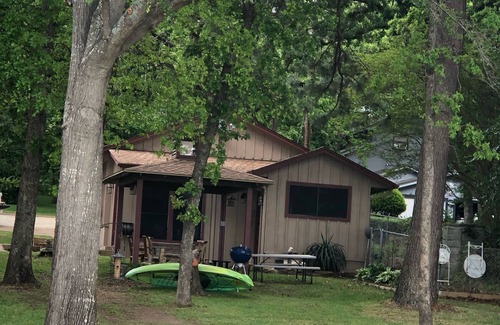 Eustace Cabina | cabin on lakefront on cedar creek , tx