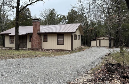 Elizabeth Cabina | Cabin Rental - Lake Norfork - Mountain Home, Arkansas - 3 minute walk to lake!