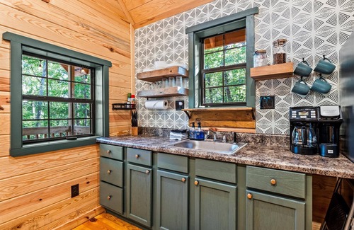 Mentone Cabina | Cabin Retreat w/Fire Pit, Grill, Arcade & Zip Line