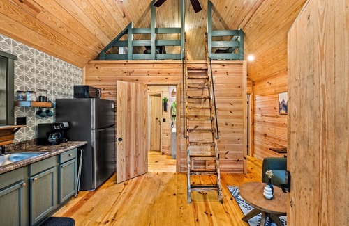 Mentone Cabina | Cabin Retreat w/Fire Pit, Grill, Arcade & Zip Line