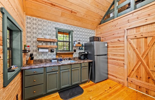 Mentone Cabina | Cabin Retreat w/Fire Pit, Grill, Arcade & Zip Line
