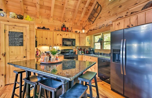 Sylva Cabina | ¡NUEVO! Cabina con barbacoa + juegos, paseo a Blue Ridge Parkway