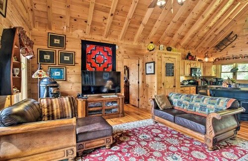 Sylva Casa | Cabin with BBQ and Games - Walk to Blue Ridge Parkway!