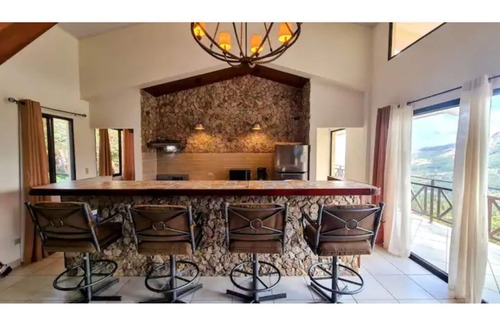 Sora Casa | Cabaña con espectacular Vista y Piscina Climatizada