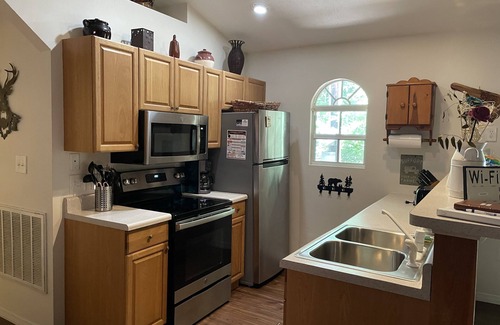 Murphy Cabina | Cabin with Hot Tub Firepit and Fireplace near waterfalls, wineries on 1.25 acres