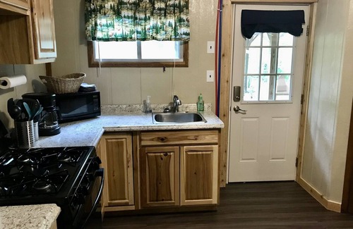 Lenox Cabina | Cabin with Pond on 6 Private Acres --1.5 miles from Montauk Park, Near Salem