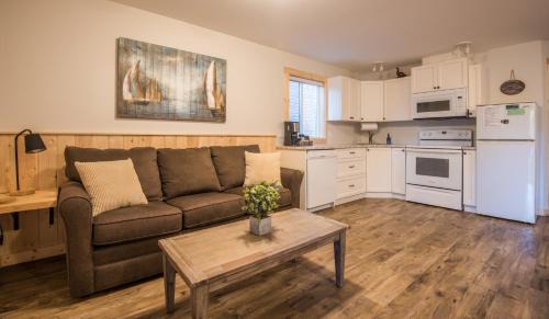 Ucluelet Hotel | Cabins West