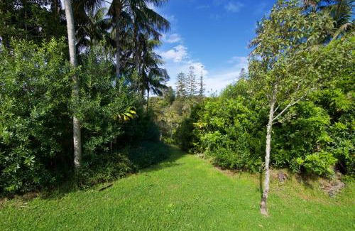 Burnt Pine Casa | Cadel's Cottage WITH FREE UNLIMITED HIGH SPEED INTERNET