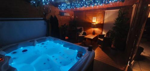 Dolgellau Cama Y Desayuno | Cader en suite at Pen Y Coed Hall exclusive Luxury Hot Tub