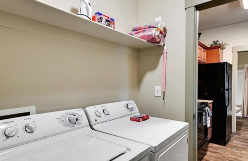 South Jordan Apartamento | Cal-King Suite, Ground Floor & Outdoor Adventures!