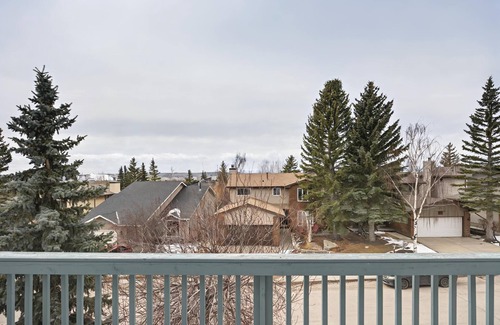 Hawkwood Casa | Calgary - Mountains and Ski