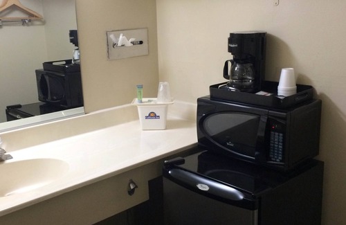 Victorville Hotel | California Inn & Suites Adelanto US 395