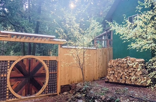 Castella Cabina | Calling all Adventurers! Charming Rustic Cabin in Perfect Location!