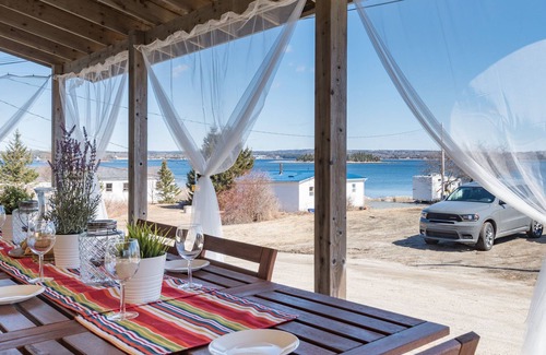 Western Shore Casa | Tranquilo y relajante amanecer con vista al mar de Oak Island. 2 habitaciones "master".