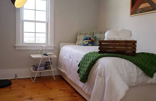 Western Shore Casa | Tranquilo y relajante amanecer con vista al mar de Oak Island. 2 habitaciones "master".