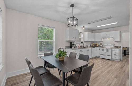 Wilmington Cabaña | Camelot Cottage - Pet friendly, 7 mins to Wrightsville Beach, UNCW & More!