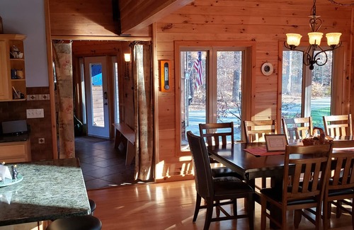 Bolton Landing Casa | CAMP DAVID - Inmaculada casa de vacaciones familiares; Pozo de fuego; Patio de juegos; Amigable para perros