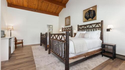 Springville Hotel | Camp Nelson Lodge Room 9