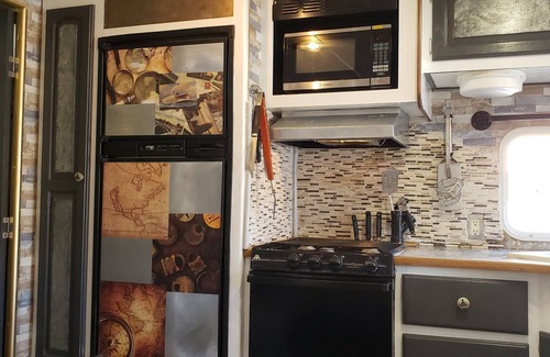 Eastside Promise Neighborhood Alquiler De RV | Camper located inside Texas Renasaince Faire. Set up and ready to enjoy