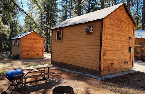 Shingletown Alquiler De RV | Camping Cabin A at Bigfoot Lodging Lassen