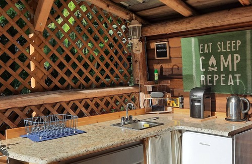 Celista Alquiler De RV | Camping/Glamping in the Shuswap- Private .25 acre minutes from the lake.
