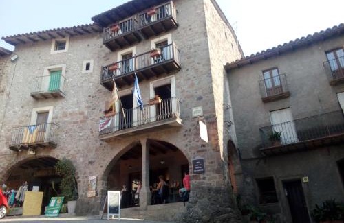 Santa Pau Hotel | CAN MENCIÓ - Plaça Major
