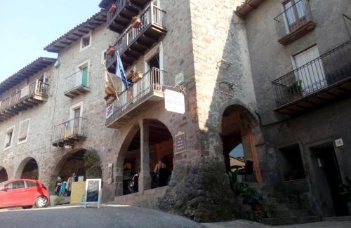 Santa Pau Hotel | CAN MENCIÓ - Plaça Major