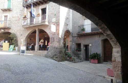 Santa Pau Hotel | CAN MENCIÓ - Plaça Major