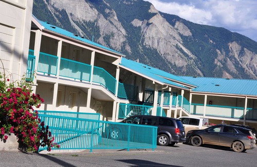 Lillooet Hotel | Canadas Best Value Inn Mile 0