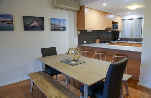 Halls Head Casa | Canal Views - accommodation in Halls Head, Mandurah: dolphins, sunrises and more