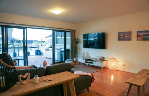 Halls Head Casa | Canal Views - accommodation in Halls Head, Mandurah: dolphins, sunrises and more