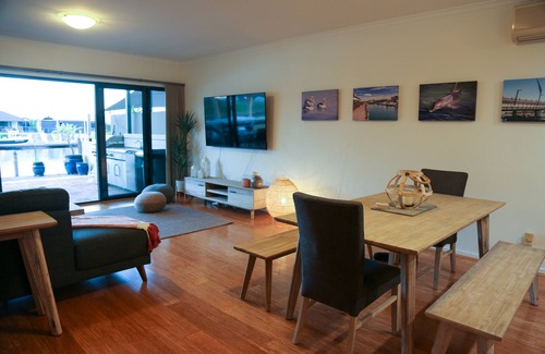 Halls Head Casa | Canal Views - accommodation in Halls Head, Mandurah: dolphins, sunrises and more