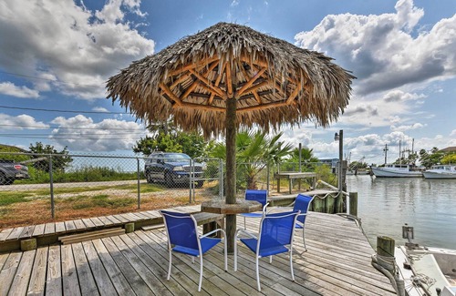 Dickinson Cabaña | ¡NUEVO! Canalfront San Leon Apt -Por Kemah & Galveston