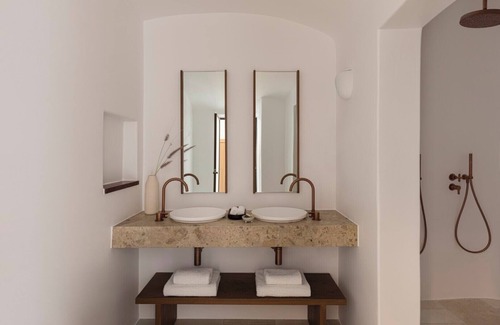 Oia Hotel | Canaves Ena - Small Luxury Hotels of the World