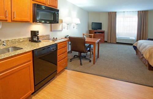 Aurora Hotel | Candlewood Suites Aurora-Naperville by IHG