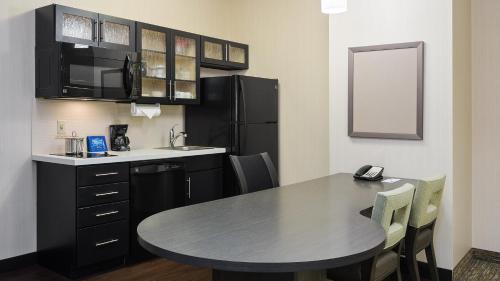 Mercer Hotel | Candlewood Suites Grove City - Outlet Center by IHG